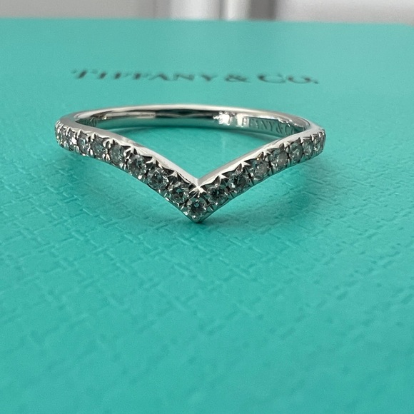 Beautiful V ring - Picture 13 of 14